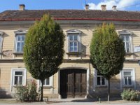 Ulica Matije Gupca 6 Kuća je građena u drugoj polovici 19. stoljeća s jakim utjecajem stilskih oblika arhitekture neoklasicizma  Kuća je građena u drugoj polovici 19. stoljeća s jakim utjecajem stilskih oblika arhitekture neoklasicizma. Ovdje se početkom 20. stoljeća nalazila i poznata kavana Spitzer. U ovoj su kući tijekom vremena, živjele poznate petrinjske obitelji Ebenspanger, Topljak i Genner.